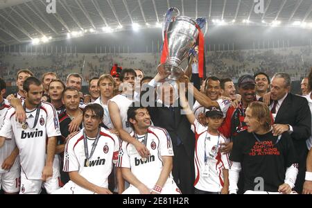 Les joueurs de l'AC Milan avec le président de Milan Silvio Berlusconi célèbrent avec le trophée lors de la finale de la Ligue des champions de l'UEFA, AC Milan / Liverpool au stade olympique, à Athènes, Grèce, le 23 mai 2007. AC Milan a gagné 2-1. Photo de Christian Liewig/ABACAPRESS.COM Banque D'Images