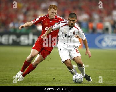 Gennaro Gattus d'AC Milan et John Arne Riise de Liverpool se battent pour le ballon lors de la finale de la Ligue des champions de l'UEFA, AC Milan / Liverpool au stade olympique, à Athènes, Grèce, le 23 mai 2007. AC Milan a gagné 2-1. Photo de Christian Liewig/ABACAPRESS.COM Banque D'Images