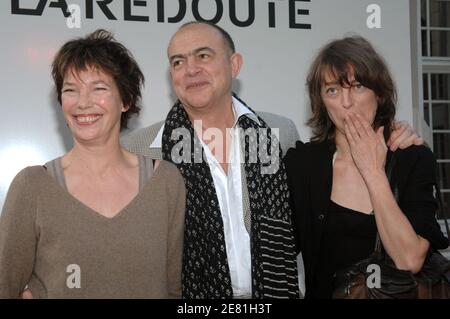 La photographe Kate Barry, fille de l'actrice et chanteuse Jane Birkin, est décédée aujourd'hui, le 11 décembre 2013, vers 18:30, après être tombée du quatrième étage de son appartement à Paris. Kate Barry était la fille de Jane Birkin et du compositeur britannique John Barry, plus connu pour avoir écrit la bande sonore de nombreux James Bond, qui est décédé en 2011. Elle était la demi-sœur des actrices Charlotte Gainsbourg et Lou Doillon. Photo du dossier : la chanteuse Jane Birkin, sa fille photographe Kate Barry et le designer Christian Lacroix se posent ensemble lors de la fête de lancement de la nouvelle collection de mode de la Redoute, qui s'est tenue à Banque D'Images