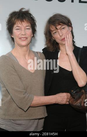 La photographe Kate Barry, fille de l'actrice et chanteuse Jane Birkin, est décédée aujourd'hui, le 11 décembre 2013, vers 18:30, après être tombée du quatrième étage de son appartement à Paris. Kate Barry était la fille de Jane Birkin et du compositeur britannique John Barry, plus connu pour avoir écrit la bande sonore de nombreux James Bond, qui est décédé en 2011. Elle était la demi-sœur des actrices Charlotte Gainsbourg et Lou Doillon. Photo du dossier : la chanteuse Jane Birkin et sa fille photographe Kate Barry se posent ensemble lors de la fête de lancement de la nouvelle collection de mode de la Redoute, tenue au Couvent des Recollets, Banque D'Images