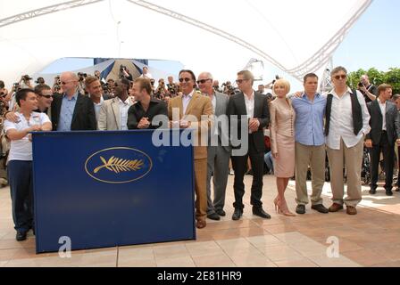 Les acteurs Brad Pitt, Jerry Weintraub, Andy Garcia, Scott Caan, Don Cheadle, George Clooney, le réalisateur Steven Soderbergh, Shaobo Qin et Eddie Jemison posent au photocall pour le film de Steven Soderbergh « Ocean's treize » au Palais des Festivals de Cannes, France, le 24 mai 2007. Le film est présenté hors compétition au 60ème Festival International du film de Cannes. Photo de Hahn-Nebinger-Orban/ABACAPRESS.COM Banque D'Images