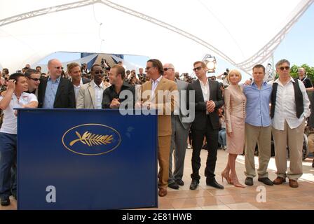 Les acteurs Brad Pitt, Jerry Weintraub, Andy Garcia, Scott Caan, Don Cheadle, George Clooney, le réalisateur Steven Soderbergh, Shaobo Qin et Eddie Jemison ont pris le cliché du film de Steven Soderbergh « Oceat's treize » au Palais des Festivals de Cannes, France, le 24 mai 2007. Le film est présenté hors compétition au 60ème Festival International du film de Cannes. Photo de Hahn-Nebinger-Orban/ABACAPRESS.COM Banque D'Images