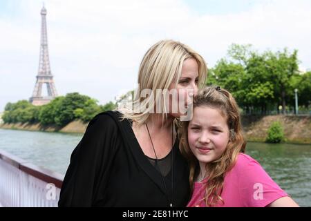 La présentatrice de télévision Sophie Fier et sa fille Carla-Marie assistent à la croisière Tennesse à Paris, en France, le 23 mai 2007. Cette fête annuelle est organisée par 'Louis Carlesimo', une association caritative qui s'occupe des enfants gravement malades. Photo de Corentin Fohlen/ABACAPRESS.COM Banque D'Images