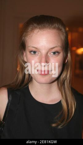 L'actrice/réalisatrice Sarah Polley pose pour notre photographe devant l'hôtel Majestic, lors du 60ème Festival International du film à Cannes, France, le 24 mai 2007. Photo de Denis Guignebourg/ABACAPRESS.COM Banque D'Images