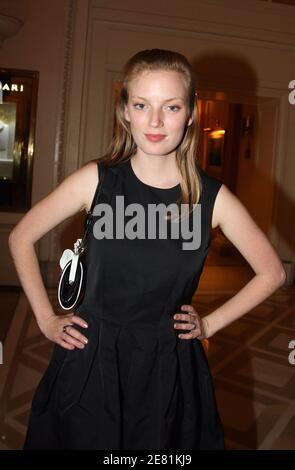 L'actrice/réalisatrice Sarah Polley pose pour notre photographe devant l'hôtel Majestic, lors du 60ème Festival International du film à Cannes, France, le 24 mai 2007. Photo de Denis Guignebourg/ABACAPRESS.COM Banque D'Images
