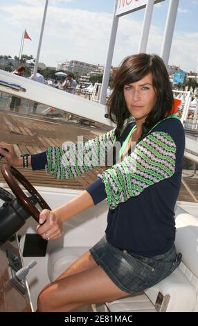 EXCLUSIF. L'actrice française Anne Caillon pose pour notre photographe à 'Noga Hilton Beach' pendant le 60ème Festival de Cannes le 19 mai 2007. Photo de Denis Guignebourg/ABACAPRESS.COM Banque D'Images