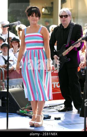 'singer Lily Allen joue avec le groupe Blondie sur la série de concerts d'été du NBC ''Today'' Show au Rockefeller Center le 25 mai 2007 à New York City, New York. Photo de Gregorio Binuya/ABACAUSA.COM' Banque D'Images