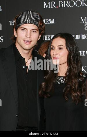 Demi Moore et son petit ami Ashton Kutcher arrivent pour la première de 'Mr. Brooks' au Mann's Chinese Theatre à Hollywood, CA, USA, le 22 mai 2007. Photo de Brian Lindensmith/ABACAPRESS.COM Banque D'Images