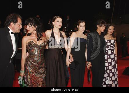 (G-D) Cast Members Lio, son copain producteur français Jean-François Lepetit, Lea Seydoux, Amira Casar et Asia Argento à son arrivée sur le tapis rouge du Palais des Festivals à Cannes, dans le sud de la France, le 25 mai 2007, pour la première du film de la réalisatrice française Catherine Breillat 'une Vieille Maitresse', En compétition pour le prix Palme d'Or, lors du 60ème Festival International du film de Cannes. Photo de Hahn-Nebinger-Orban/ABACAPRESS.COM Banque D'Images