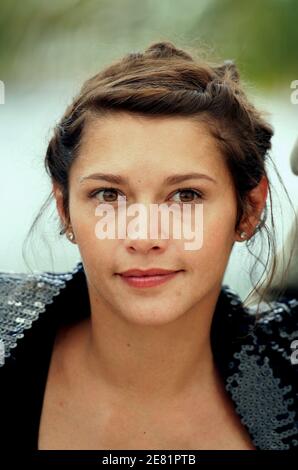 L'actrice française Emma de Caunes pose au cours d'une séance photo pour le film de Denys Arcand 'l'Age des Tenebres' au Palais des Festivals lors du 60ème Festival international du film de Cannes, le 26 mai 2007 à Cannes, en France. Photo de Hahn-Nebinger-Orban/ABACAPRESS.COM Banque D'Images