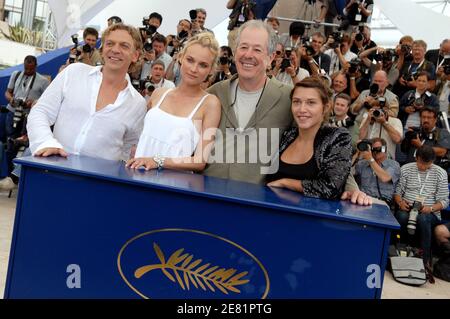 Marc Labreche, Diane Kruger, Directrice Denys Arcand et Emma de Caunes posent lors d'une séance photo pour le film de Denys Arcand, réalisateur canadien « l'âge des Tenebres », au Palais des Festivals, lors du 60e Festival international du film de Cannes, le 26 mai 2007 à Cannes, en France. Photo de Hahn-Nebinger-Orban/ABACAPRESS.COM Banque D'Images