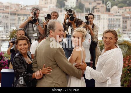 Denys Arcand (2e L) pose avec des acteurs (de L) Emma de Caunes, Diane Kruger et Marc Labreche posent lors d'une séance photo pour le film de Denys Arcand 'l'Age des Tenebres' au Palais des Festivals lors du 60ème Festival international du film de Cannes le 26 mai 2007 à Cannes, en France. Photo de Hahn-Nebinger-Orban/ABACAPRESS.COM Banque D'Images