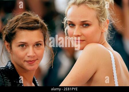 L'actrice (G-D) Diane Kruger et Emma de Caunes posent lors d'une séance photo pour le film de Denys Arcand, le 26 mai 2007, au Palais des Festivals, dans le cadre du 60ème Festival international du film de Cannes, à Cannes, en France. Photo de Hahn-Nebinger-Orban/ABACAPRESS.COM Banque D'Images