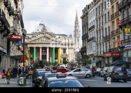 Rue Auguste Orts, rue avec la Bourse de Bruxelles en arrière-plan, Bruxelles, Belgique Banque D'Images