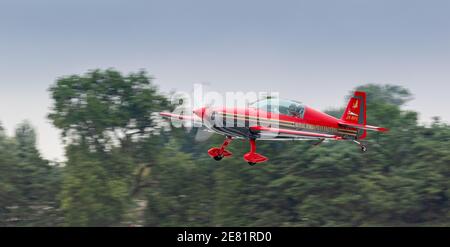 Fairford, Royaume-Uni - 15 juillet 2017 : un avion Extra 330LX de l'équipe d'exposition Royal Jordanian Falcons Banque D'Images