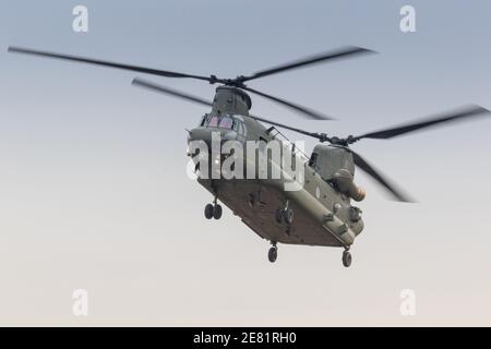 Fairford, Royaume-Uni - 15 juillet 2017 : un hélicoptère de la RAF Chinook en vol Banque D'Images