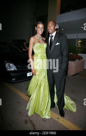 Selita Ebanks et Nick Cannon quittent le Palais des festivals lors du 60e festival international du film à Cannes, en France, le 26 mai 2007. Photo de Denis Guignebourg/ABACAPRESS.COM Banque D'Images