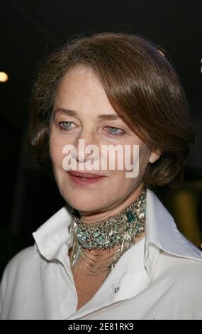 L'actrice Charlotte Rampling quitte le Palais des festivals lors du 60e festival international du film à Cannes, en France, le 26 mai 2007. Photo de Denis Guignebourg/ABACAPRESS.COM Banque D'Images