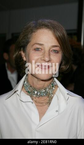 L'actrice Charlotte Rampling quitte le Palais des festivals lors du 60e festival international du film à Cannes, en France, le 26 mai 2007. Photo de Denis Guignebourg/ABACAPRESS.COM Banque D'Images