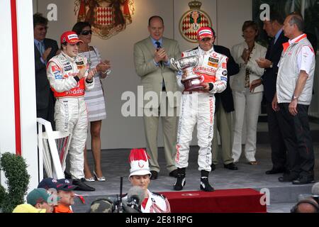 Le pilote britannique de Formule 1 Lewis Hamilton de McLaren Mercedes et son coéquipier espagnol Fernando Alonso sont photographiés sur le podium après le Grand Prix de Monaco à Monte-Carlo, Monaco, le 27 mai 2007. Alonso a gagné devant Hamilton et Massa. Photo de Frédéric Nebinger/Cameleon/ABACAPRESS.COM Banque D'Images