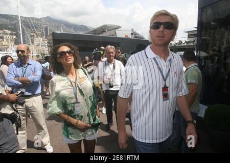 L'ancien joueur de tennis allemand Boris Becker (l) et sa petite amie Sharlely Kerssenberg passent par la voie de départ avant le Grand Prix de Monaco à Monte Carlo, Monaco, le dimanche 27 mai 2007. Photo de Frédéric Nebinger/ABACAPRESS.COM Banque D'Images