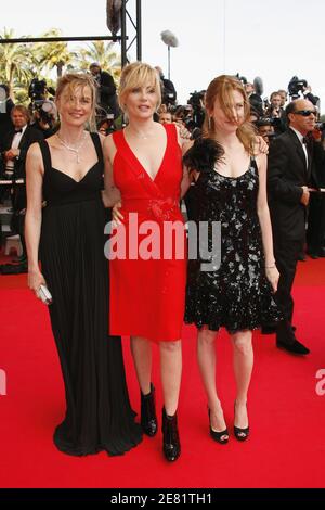 'Les actrices françaises Anne Consigny et Emmanuelle Seigner et l'actrice canadienne Marie-Josee Croze arrivent pour la cérémonie de clôture du 60e Festival international du film de Cannes et le film du réalisateur canadien Denys Arcand ''l'âge des Tenebres'' (l'âge de l'ignorance) au Palais des Festivals de Cannes, dans le sud de la France, le 27 mai 2007. Photo de Hahn-Nebinger-Orban/ABACAPRESS.COM' Banque D'Images