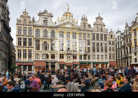 Touristes sur la Grand place, place Grote Markt à Bruxelles, Belgique Banque D'Images