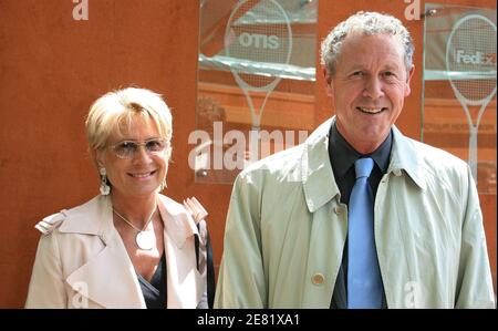 L'ancien champion olympique Guy Drut arrive avec sa femme dans le 'Village', la zone VIP de l'Open de France à l'arène Roland Garros à Paris, France, le 29 mai 2007. Photo de Guignebourg-Nebinger-Gouhier/ABACAPRESS.COM Banque D'Images