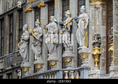 Sculptures ornementales sur la façade de la maison de guilde le Renard sur la Grand-place à Bruxelles, Belgique Banque D'Images