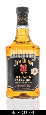 Winneconne, WI -22 janvier 2021 : une bouteille de bourbon noir extra vieilli Jim Beam sur un fond isolé. Banque D'Images