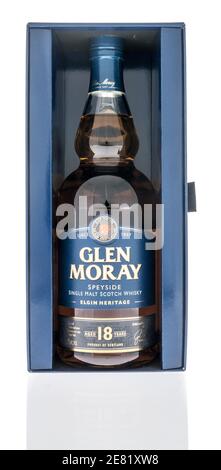 Winneconne, WI -22 janvier 2021 : une bouteille de whisky single malt Glen Moray speyside sur un fond isolé. Banque D'Images