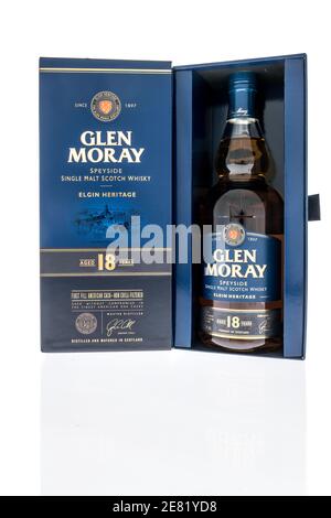 Winneconne, WI -22 janvier 2021 : une bouteille de whisky single malt Glen Moray speyside sur un fond isolé. Banque D'Images