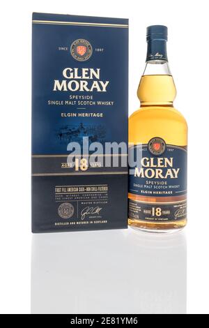 Winneconne, WI -22 janvier 2021 : une bouteille de whisky single malt Glen Moray speyside sur un fond isolé. Banque D'Images
