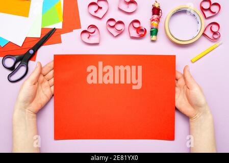 Instructions de bricolage. Guide étape par étape. Le processus de fabrication d'une guirlande de coeurs pour la Saint-Valentin. Banque D'Images