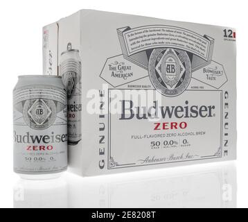 Winneconne, WI -22 janvier 2021: Un paquet de 12 de Budweiser zéro plein de breuvage sans alcool aromatisé sur un fond isolé. Banque D'Images