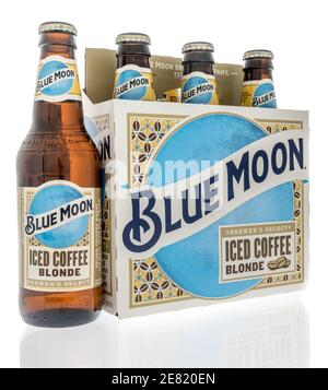 Winneconne, WI -22 janvier 2021 : un paquet de six bières blondes de café de lune bleue sur un fond isolé. Banque D'Images