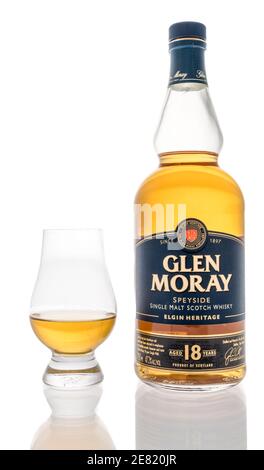 Winneconne, WI -22 janvier 2021 : une bouteille de whisky single malt Glen Moray speyside avec un verre glencairn sur un fond isolé. Banque D'Images