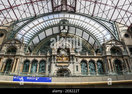 L'horloge au niveau supérieur de la gare centrale d'Anvers, Belgique Banque D'Images