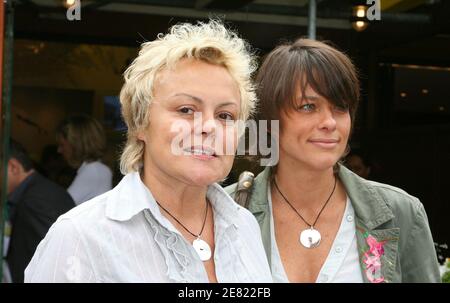 L'humoriste français Muriel Robin et sa petite amie Anne posent dans le 'Village', la zone VIP de l'Open de France à l'arène Roland Garros à Paris, France, le 1er juin 2007. Photo par ABACAPRESS.COM Banque D'Images