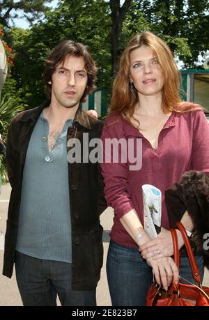 L'acteur français Frederic Diefenthal et sa petite amie Gwendoline Hamon posent dans le 'Village', la zone VIP de l'Open de France à l'arène Roland Garros à Paris, France, le 2 juin 2007. Photo par ABACAPRESS.COM Banque D'Images