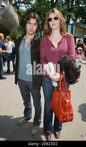 L'acteur français Frederic Diefenthal et sa petite amie Gwendoline Hamon posent dans le 'Village', la zone VIP de l'Open de France à l'arène Roland Garros à Paris, France, le 2 juin 2007. Photo par ABACAPRESS.COM Banque D'Images