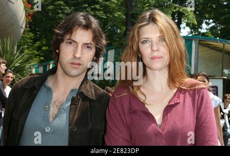 L'acteur français Frederic Diefenthal et sa petite amie Gwendoline Hamon posent dans le 'Village', la zone VIP de l'Open de France à l'arène Roland Garros à Paris, France, le 2 juin 2007. Photo par ABACAPRESS.COM Banque D'Images