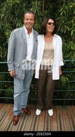 Michel Leeb et son épouse Beatrice posent dans le 'Village', le quartier VIP de l'Open de France à l'arène Roland Garros à Paris, France, le 3 juin 2007. Photo par ABACAPRESS.COM Banque D'Images