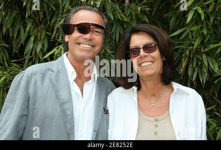 Michel Leeb et son épouse Beatrice posent dans le 'Village', le quartier VIP de l'Open de France à l'arène Roland Garros à Paris, France, le 3 juin 2007. Photo par ABACAPRESS.COM Banque D'Images