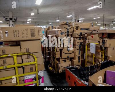 Oshkosh, WI - 14 juin 2020: Les colis Amazon chargés sur les camions de tuyauterie à UPS amazon Delivery, FedEx amazon Delivery, United States postal Servi Banque D'Images