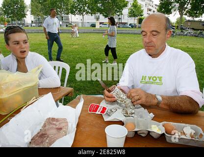 Alain Juppe, le superministre de l'Environnement et maire de Bordeaux, fait campagne lors d'un pique-nique à Bordeaux, en France, le 3 juin 2007. Alain Juppe fait campagne en tant que candidat UMP pour les prochaines élections législatives. Photo de Patrick Bernard/ABACAPRESS.COM Banque D'Images