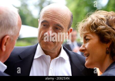 Alain Juppe, le superministre de l'Environnement et maire de Bordeaux, fait campagne avec sa femme Isabelle comme candidat UMP pour les prochaines élections législatives à Bordeaux, en France, le 22 mai 2007. Photo de Patrick Bernard/ABACAPRESS.COM Banque D'Images