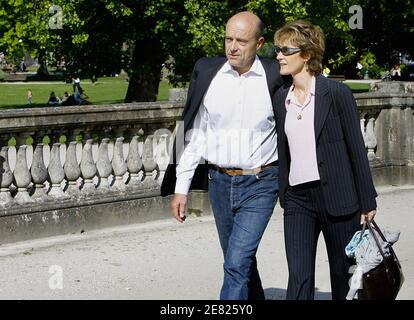 Le sous-ministre de l'Environnement et maire de Bordeaux, Alain Juppe, avec sa femme Isabelle, fait campagne comme candidat UMP pour les prochaines élections législatives à Bordeaux, en France, le 22 mai 2007. Photo de Patrick Bernard/ABACAPRESS.COM Banque D'Images