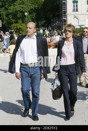 Le sous-ministre de l'Environnement et maire de Bordeaux, Alain Juppe, avec sa femme Isabelle, fait campagne comme candidat UMP pour les prochaines élections législatives à Bordeaux, en France, le 22 mai 2007. Photo de Patrick Bernard/ABACAPRESS.COM Banque D'Images