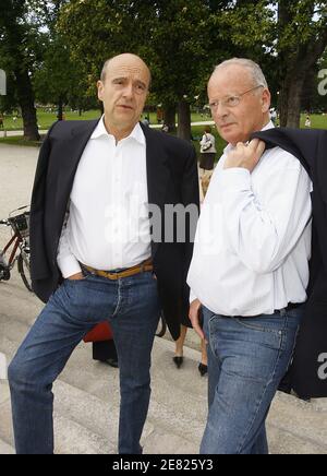 Alain Juppe, le superministre de l'Environnement et maire de Bordeaux, et son suppléant Hugues Martin, font campagne en tant que candidat UMP pour les prochaines élections législatives à Bordeaux, en France, le 22 mai 2007. Photo de Patrick Bernard/ABACAPRESS.COM Banque D'Images